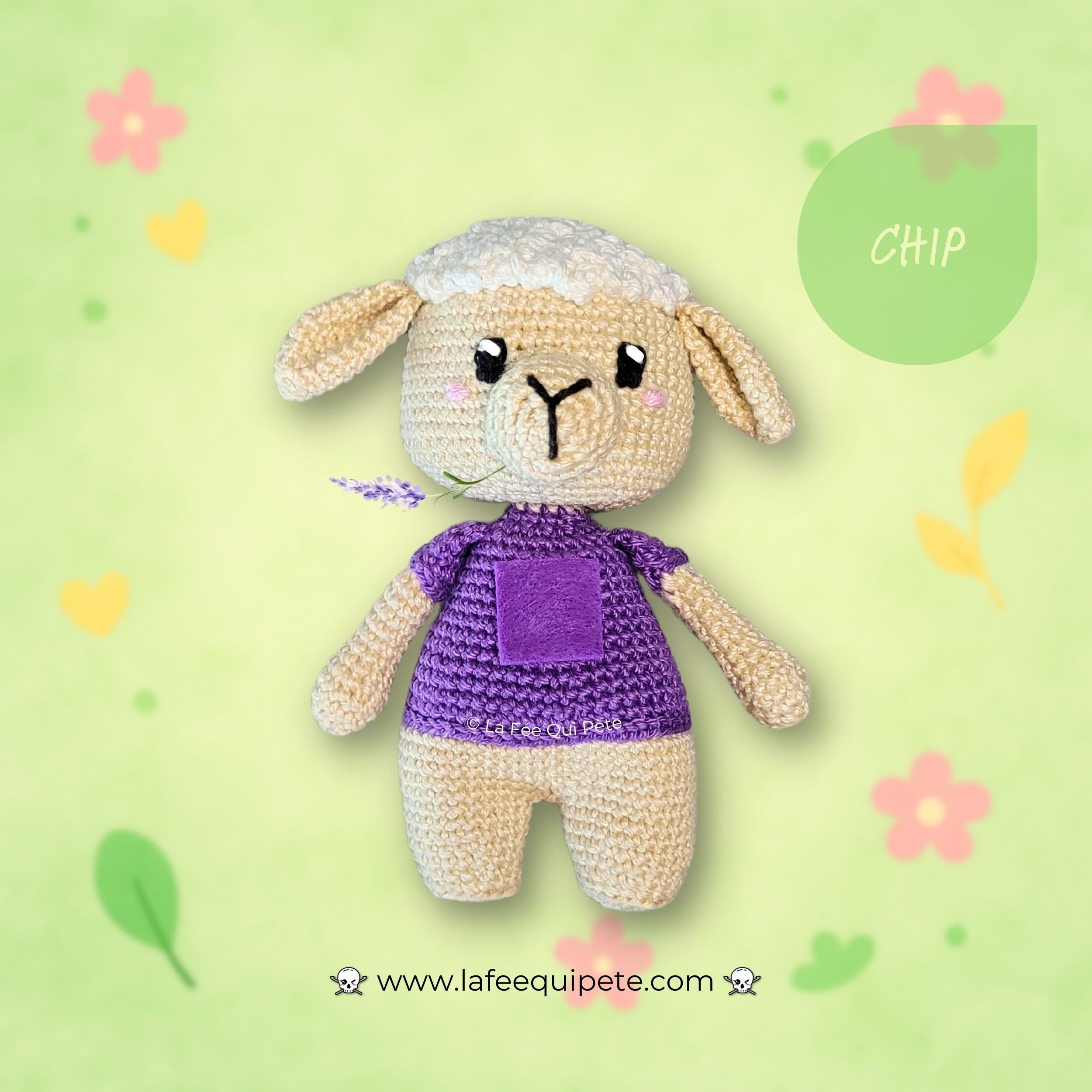 Chip vu de face tenant un brin de lavande devant la bouche. Pull violet et carré de feutrine visible. Fond vert avec motifs floraux.